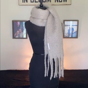 Cashmere Shiraleah Chicago scarf
